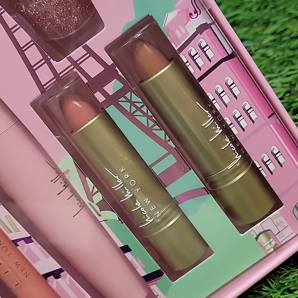 Nicole Miller New York Essential Makeup Collection - Picture 11 of 14